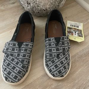 NWT Toms. black denim/ chambray skulls. toddler size 11
